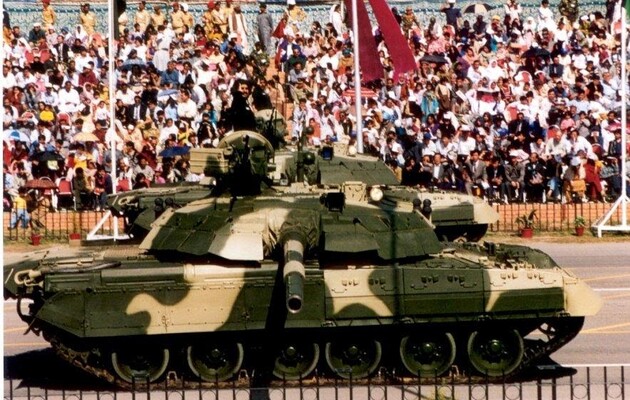 Пакистан хоче передати Україні 44 танки Т-80УД, але Росія хоче цьому завадити – Firstpost