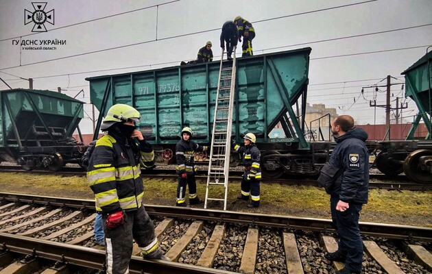 На Киевщине подростки залезли на поезд ради фото: обоих ударило током, один погиб