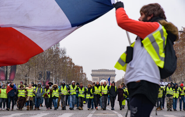 Французы вышли на протесты из-за пенсионной реформы Макрона