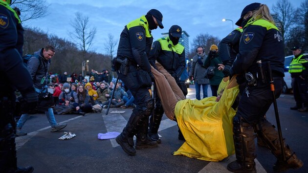 В Гааге полиция на митинге задержала около 700 экоактивистов, но почти всех уже отпустили