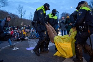 В Гааге полиция на митинге задержала около 700 экоактивистов, но почти всех уже отпустили