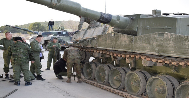 Іспанія підготувала десять екіпажів танків Leopard 2 