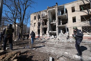 Оккупанты ударили по многоквартирному дому в Краматорске. Сообщается о погибшем и раненых