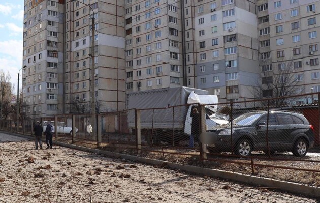 Ракетний удар по Харкову: пошкоджено автомобілі та частково зруйновано школу