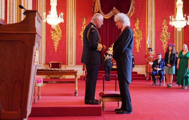 Король Чарльз ІІІ посвятил Брайана Мэя в рыцари