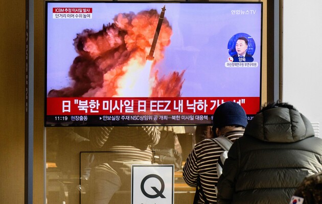 КНДР запустила межконтинентальную баллистическую ракету на фоне визита президента Южной Кореи в Японию