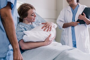 Бесплатная медпомощь при родах: какие услуги могут получить женщины