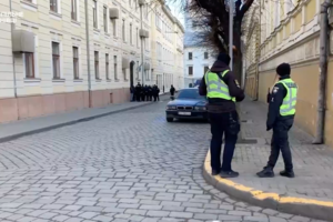 Неизвестный мужчина угрожал сегодня взорвать гранату в центре Черновцов: что случилось