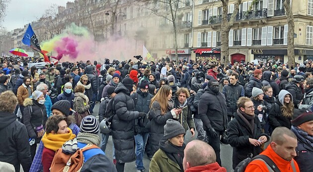 Вихід на пенсію в 64 роки: у Парижі вже третій вечір тривають протести 