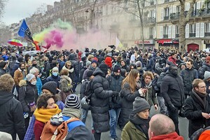 Вихід на пенсію в 64 роки: у Парижі вже третій вечір тривають протести 