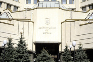 Пленум Верховного Суда оспаривает в КСУ попытки власти лишать соцвыплат украинцев, которые собираются уехать за границу