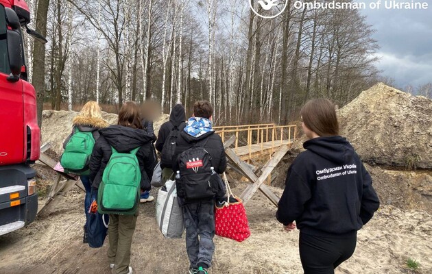В Україну повернули 15 дітей  з їхніми мамами та законними представниками