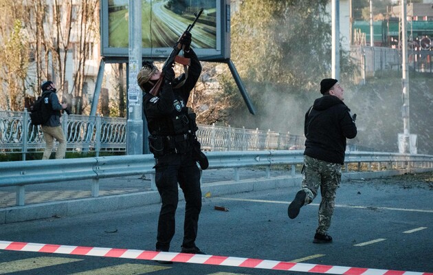 Фото перших днів вторгнення, військові пошкоджували дрони зі стрілецької зброї. Нині українські міста вже налагодили роботу ППО. За останню добу з 21 дрона збито 16.