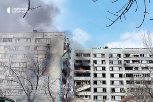 Президент отреагировал на ракетный удар по многоэтажке в Запорожье: «Россия со зверской жестокостью обстреливает город»