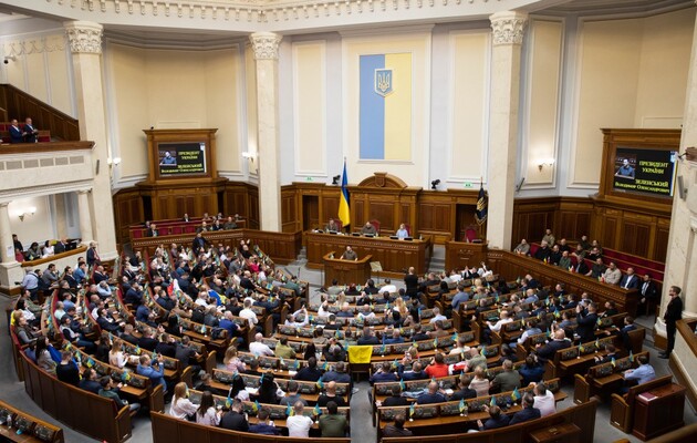 В Украине падает одобрение действий власти, меньше всего поддержки у Верховной Рады – опрос