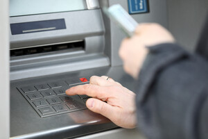 Правила безпеки: як захистити банківську картку від шахраїв