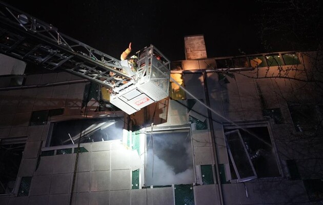 Ночной обстрел Киева: В поврежденном здании обвалилась конструкция площадью 200 кв. м