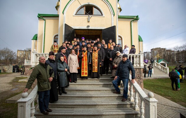 В Ивано-Франковске не осталось храмов УПЦ МП: во время богослужения не обошлось без стычек