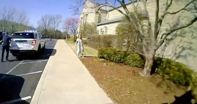 Неизвестная женщина направляет полицейских в поисках убийцы, примерно в этот момент расстреливающего детей