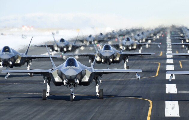Половина винищувачів F-35 не готові до виконання бойових завдань – Bloomberg