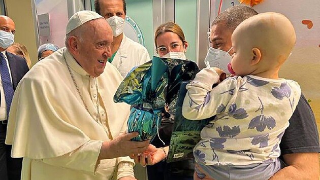 Папа Франциск во время пребывания в больнице окрестил младенца