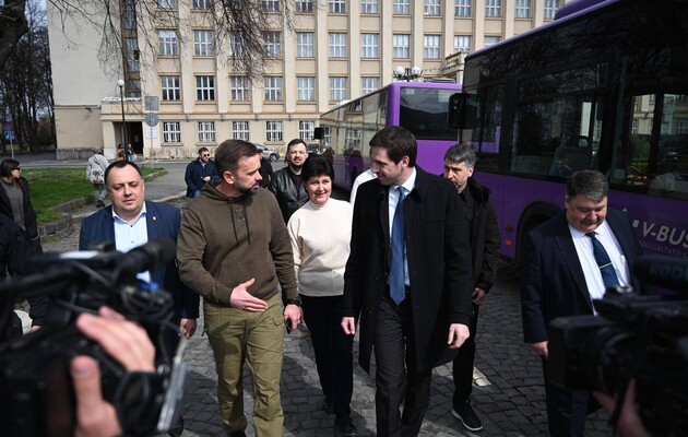 Венгрия передала Украине шесть автобусов Mercedes-Benz