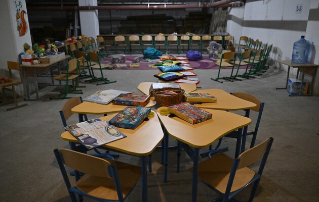 В то же время на подконтрольных Киеву территориях дети из-за атак РФ часто вынуждены спускаться для обучения в подвалы