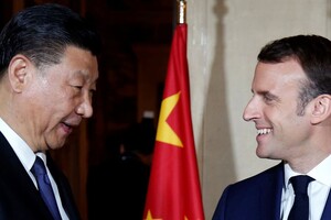 Politico: Макрон не зміг зачарувати Путіна, тож тепер він спробує це зробити з його «найкращим другом» в Китаї