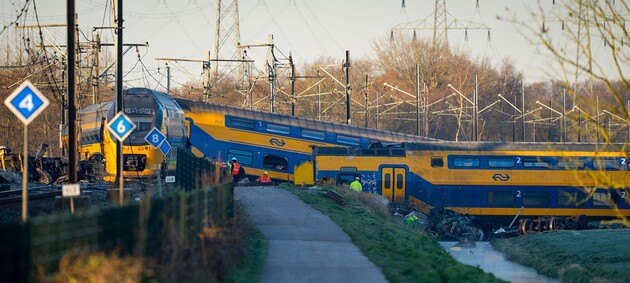 В Нидерландах два поезда столкнулись со строительным краном: десятки человек пострадали