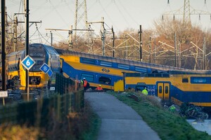 В Нідерландах два потяги зіткнулись із будівельним краном: десятки людей поранено