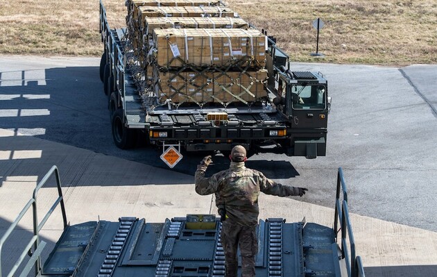 У Остина показали, как отгружают новую военную помощь Украине: фото