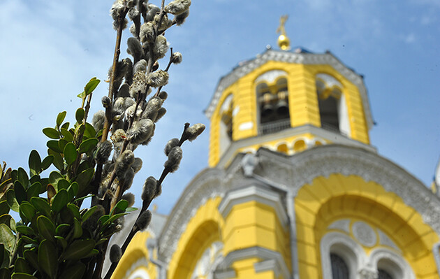 У Вербну неділю заведено святити гілочки верби