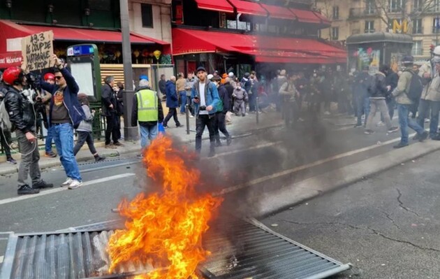 11 день протестів у Франції: 77 поранених поліцейських і підпал улюбленого кафе Макрона