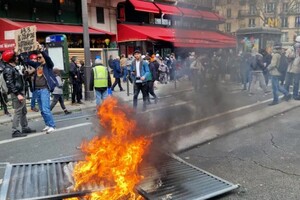 11 день протестов во Франции: 77 раненых полицейских и поджог любимого кафе Макрона