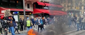 11 день протестов во Франции: 77 раненых полицейских и поджог любимого кафе Макрона