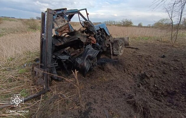 В Киевской области на мине подорвался трактор, рядом обнаружили еще несколько мин