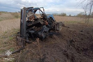 В Киевской области на мине подорвался трактор, рядом обнаружили еще несколько мин