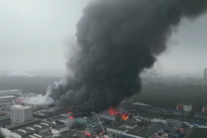 140 людей евакуйовано внаслідок пожежі в Гамбурзі: підозрюється викид токсинів