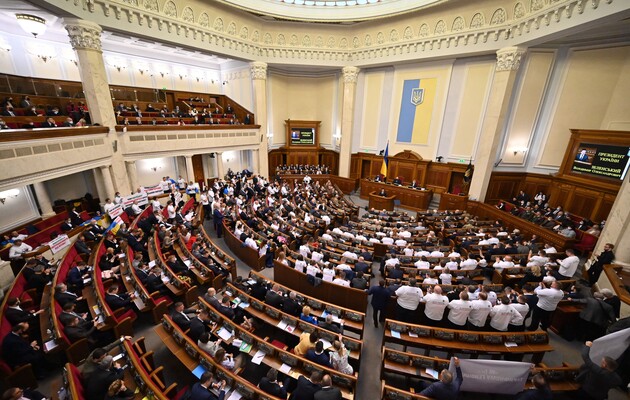 Рада вернула 30 тысяч грн доплаты военным, сотрудникам ГСЧС и полицейским