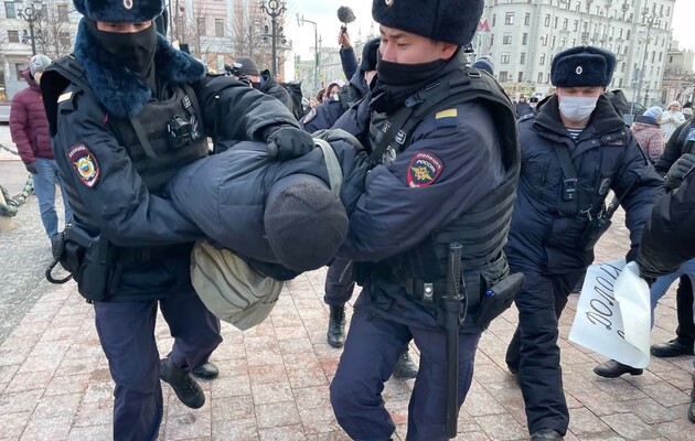 Как в России борются с протестами против войны и заодно пополняют ряды своих вооруженных сил