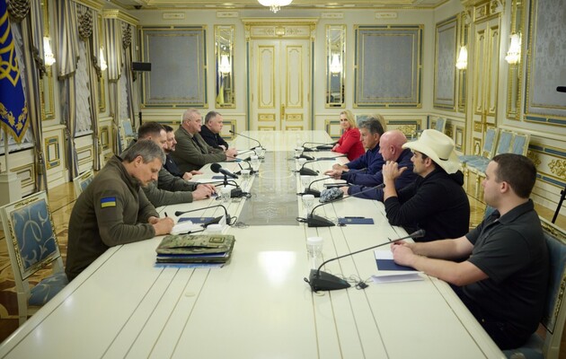 Зеленский поделился с делегацией из США оценками перспектив развития ситуации на передовой