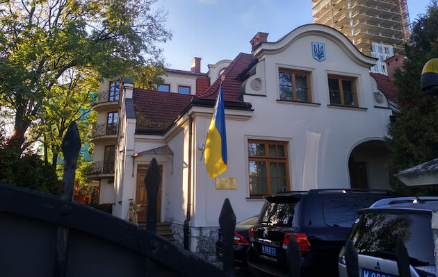 Чоловік підпалив себе перед консульством України в Польщі