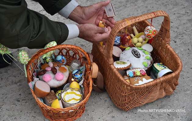 Символом свята є паски та яйця