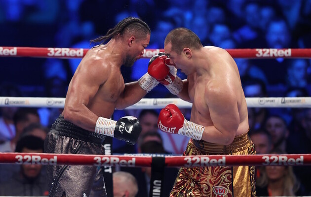 Чжилэй (справа) добыл сенсационную победу