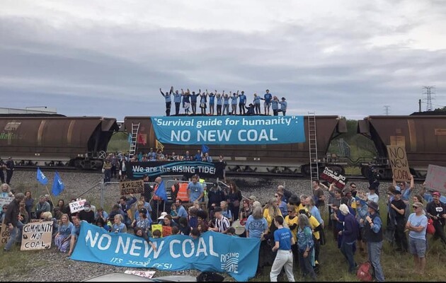 В Австралії затримали 50 екоактивістів, які напали на потяг із вугіллям