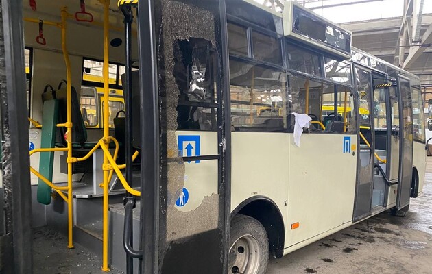 Оккупанты обстреляли автобусный парк в Херсоне