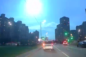 Попередньою причиною спалаху в Києві КМВА назвала падіння супутника. У Повітряних сил дві версії