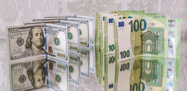 Курс валют на сьогодні: у банках долар та євро дорожчають, на відміну від НБУ