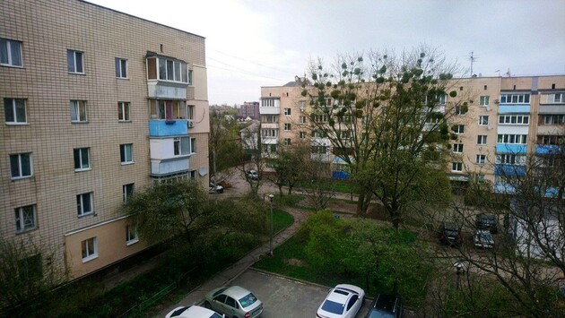 Хрущевки в Киеве уже давно ждут "апгрейда", однако сносить их и строить там высокоэтажки без улучшения инфраструктуры - идея опасная.