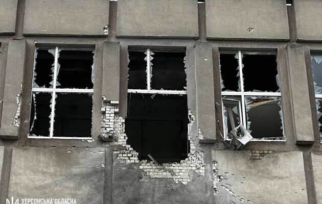 Россияне обстреляли жилой квартал Херсона и сбросили авиабомбы на село в области